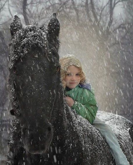 niña caballo y nieve