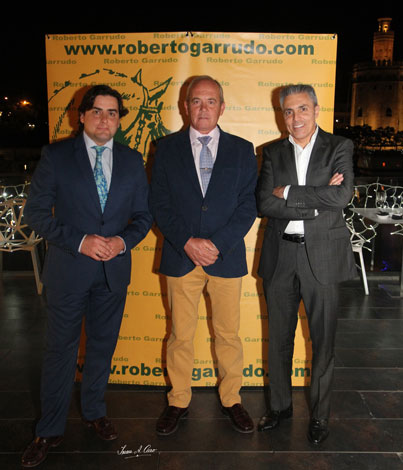 Diego Peña-Serrano-Campeón-de-España-y-de-Andalucía-de-Doma-Vaquera-2015 y nuestros gerentes de tiendas Roberto Garrudo