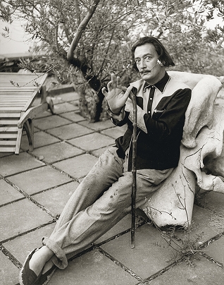 Dalí llevando zapatillas de esparto