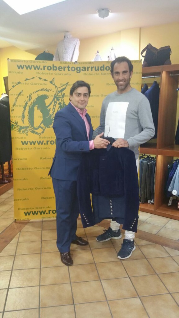 Torero Salvador Cortés recogiendo traje