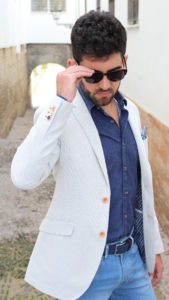 Streetstyle con americana y vaqueros