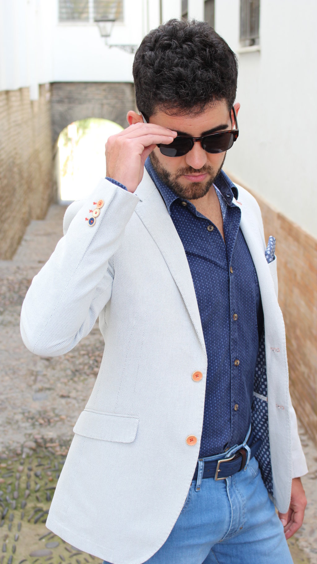 Streetstyle con americana y vaqueros